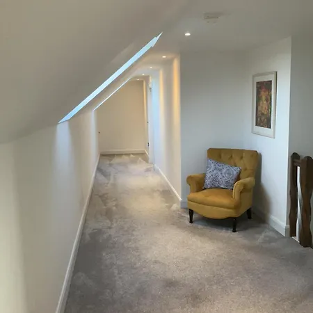 The Blue Door ليتيركيني