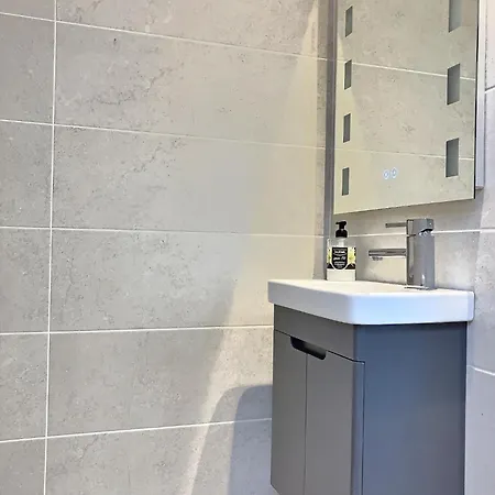 منزل ريفي The Blue Door *