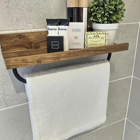 The Blue Door ليتيركيني