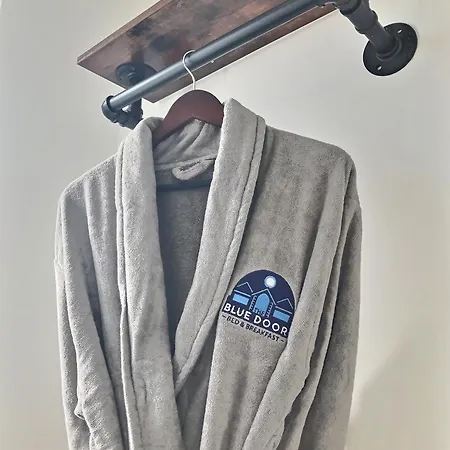 The Blue Door منزل ريفي