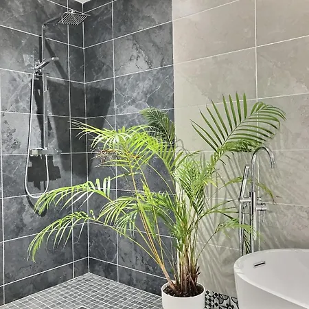 The Blue Door ليتيركيني