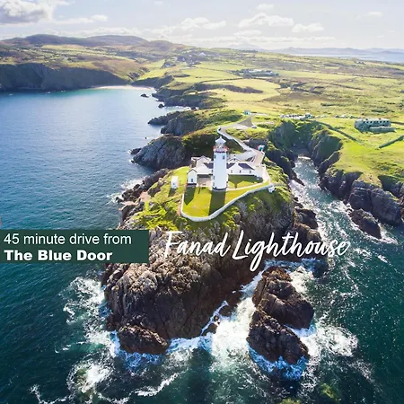 منزل ريفي The Blue Door